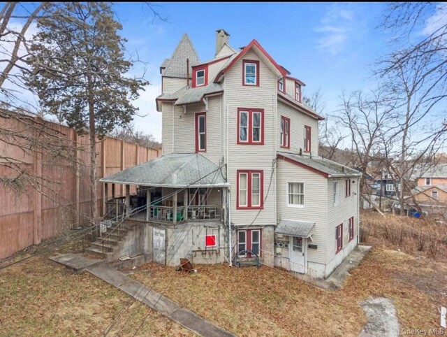 Дом XIX века продают почти вплотную к оживлённой магистрали