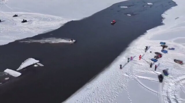 Рыбаки устроили опасные покатушки на снегоходах по воде