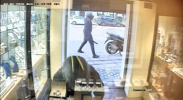 Налётчики ограбили ювелирный магазин при помощи бетонореза