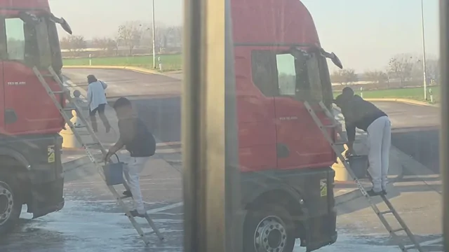 Как не стоит мыть грузовик