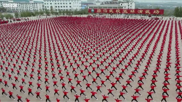 Сотни учеников кунг-фу тренируются одновременно в Китае