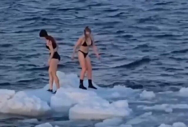 Две девушки в купальниках устроили тренировку среди льдин в море