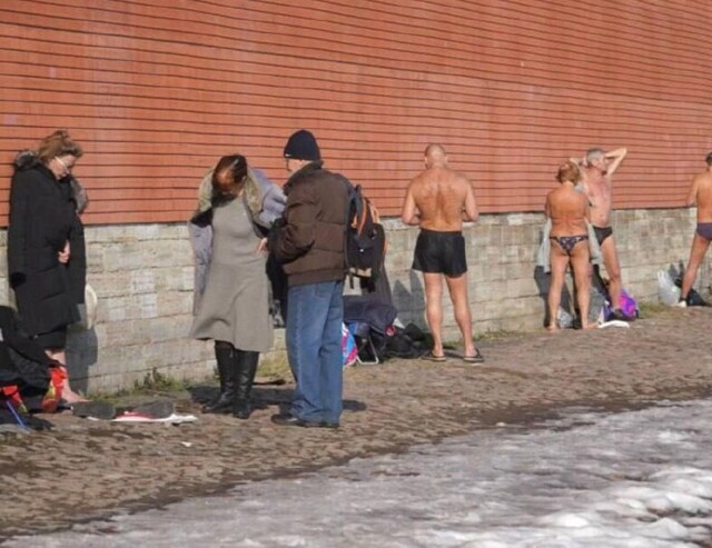 В Санкт-Петербурге за три месяца до лета открыли пляжный сезон