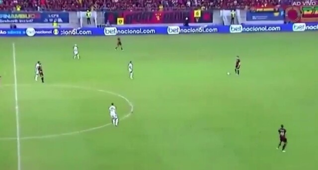 Футбольная команда повела в счете, ни разу не коснувшись мяча