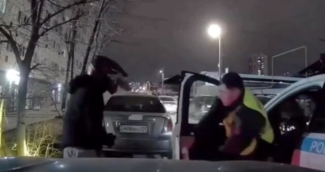 Гаишник догнал мотоциклиста-нарушителя, но забыл поставить машину на ручник