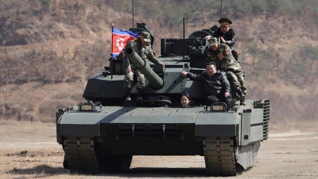 Ким Чен Ын покатался на танке вместе с 13-летней дочерью