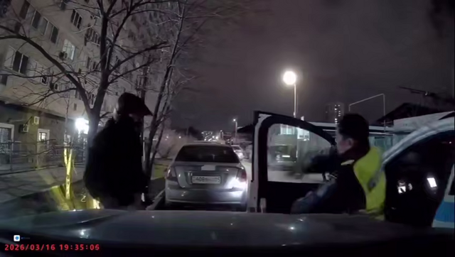 В Казахстане инспектор упустил байкера, пока ловил укатившуюся патрульную машину