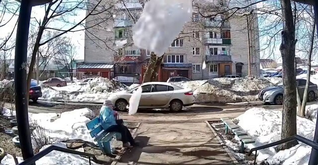 Снежные глыбы чуть не убили женщину, кормившую кошек