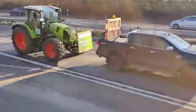 Трактористы тоже залипают в телефоне