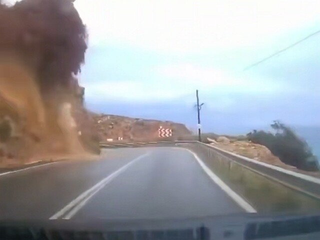 В Турции оползень сошел прямо на движущуюся машину