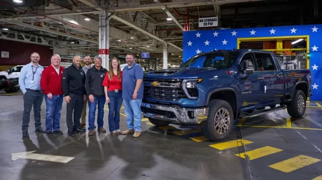 Владелец пикапа Chevrolet с пробегом миллион миль купил новый той же модели