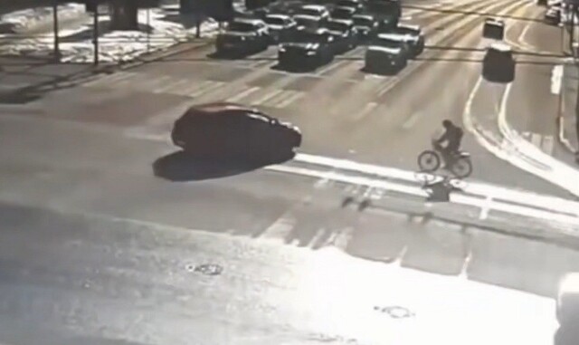 Электровелосипед столкнулся с автомобилем