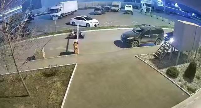 В Краснодаре курьер врезался в шлагбаум
