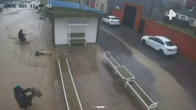 В Махачкале прохожий спас ребёнка, которого унесло течением
