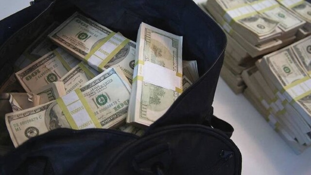В Москве подростки нашли на улице сумку с 88 тысячами долларов