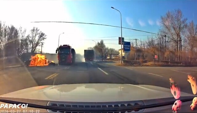 Вытолкнул под встречный грузовик