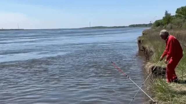 Участок берега рухнул под рыбаком