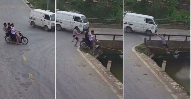 Во Вьетнаме мотоциклист чудом спасся, прыгнув с падающего байка