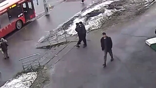 Парень сильно ударил девушку в Казани
