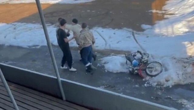 На Урале учитель ударил по лицу школьника в попытке защитить спортивный стадион