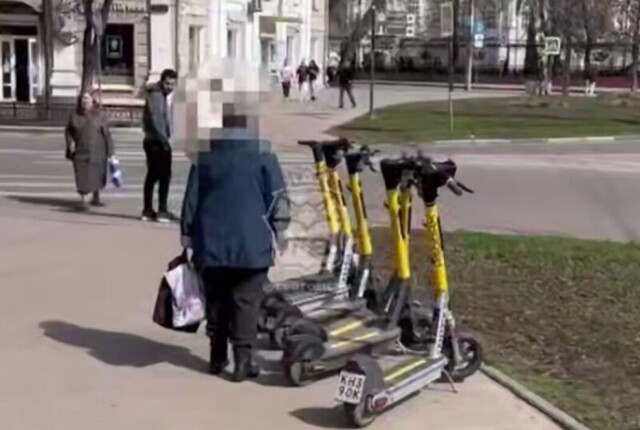«Её борьба»: пенсионерка повалила электросамокаты в центре Воронежа