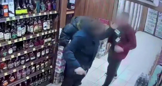 Драка с использованием травмата в московском магазине