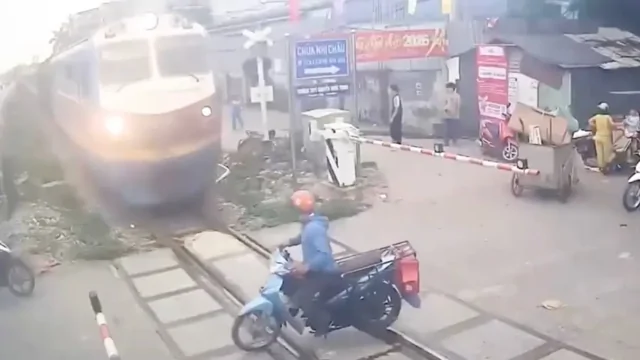 Это могло закончиться трагедией — безумец на мотоцикле и поезд