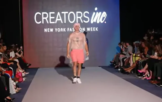Шутник вышел на подиум в мусорном мешке на Неделе моды