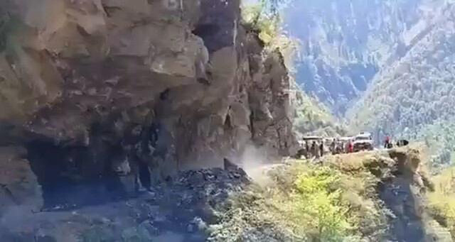 Обрушение скалы на дорогу в Индии
