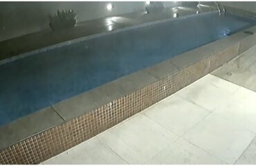 Момент обрушения бассейна на парковку попал на видео