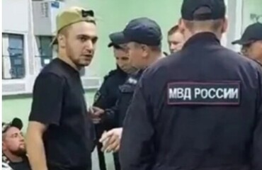 В Екатеринбурге мужчина четыре раза отбился от азербайджанцев, которые натравили на него "военного комитетчика" из-за просьбы поднять окурок
