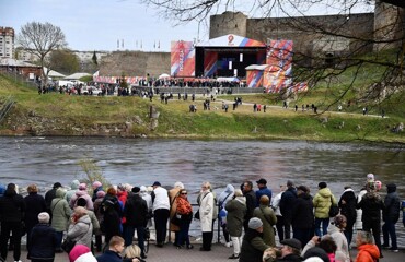 Эстонцы пришли через реку посмотреть концерт в честь Дня Победы в российском Ивангороде