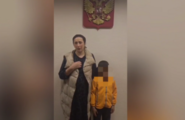 "Я прошу всех, кто кушает хлеб России, не повторять этих ошибок": родители мальчика-мигранта, надругавшегося над георгиевской лентой, попросили прощения