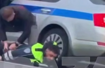 В Москве гаишников уложили лицом в асфальт на глазах прохожих