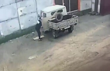 Мужчина попытался потушить загоревшийся автомобиль бензином