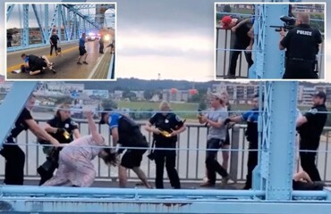В США полицейский избил активиста, блокировавшего дорогу в знак протеста против миграционной политики