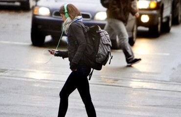 В России хотят штрафовать на ₽2 000 пешеходов в наушниках или с телефоном в руках