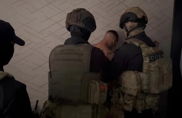 В Новосибирске нашли за диваном в съемной квартире и задержали блогера, обматерившего инспекторов ДПС