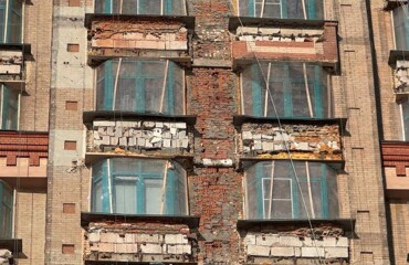 За фасадом «премиального» ЖК — битый кирпич и палки: москвичи ужаснулись состоянию домов «топового» застройщика