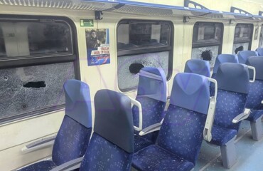 В Подмосковье банда подростков разгромила электричку и ранила помощника машиниста