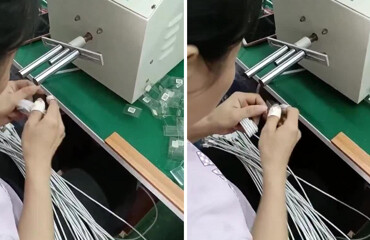 На видео показали процесс упаковки зарядных кабелей на фабрике в Китае ️