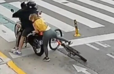 Туристка в Аргентине показала грабителю на мотоцикле, на что способны русские девушки