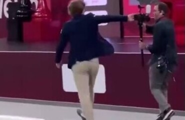 Чемпион мира по шахматам оттолкнул камеру оператора после проигрыша россиянину