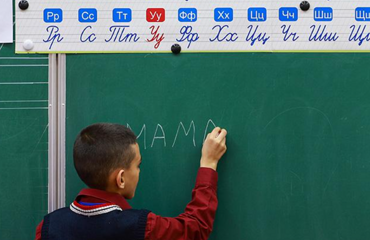 Без языка нет парты: Таджикистан отчитался о массовом возвращении школьников из России