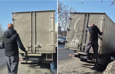 Мужчина нарисовал «Чужого» на грязной машине