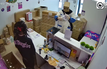 Местные жители положили конец выходкам тролля в пункте выдачи