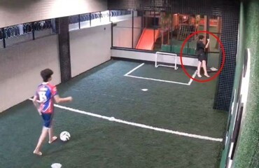 Подросток едва не погиб от удара током — друг спас его ценой риска для собственной жизни