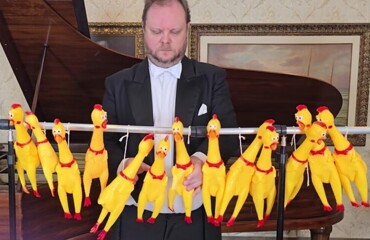 California Dreamin’ на резиновых курицах — это нужно услышать