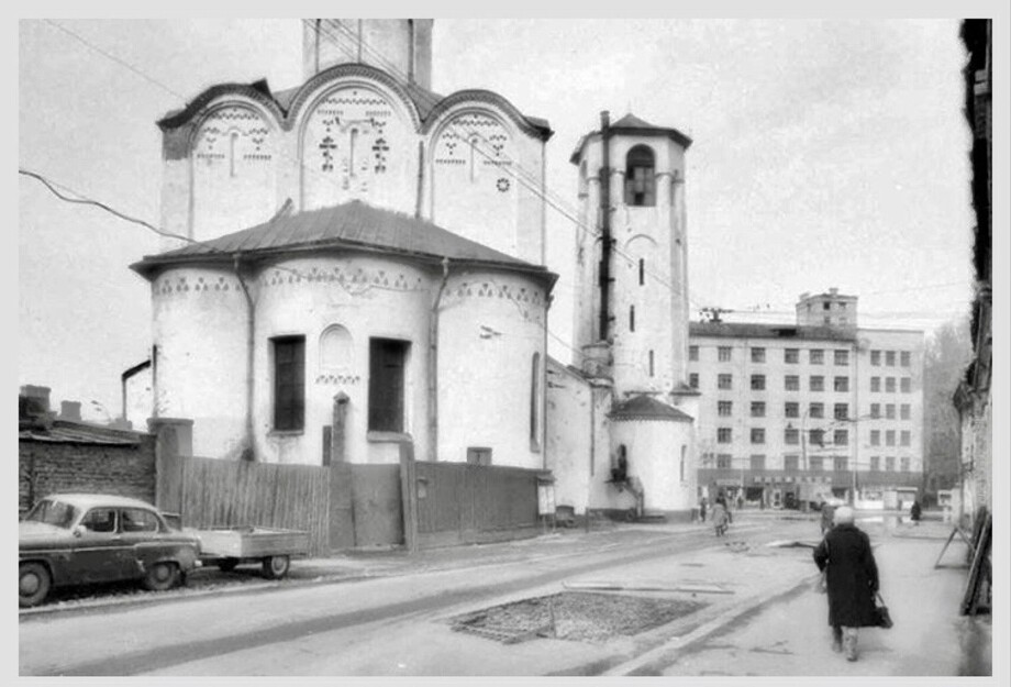 Теперь мы в Заставном переулке, что пролегает между Лесной улицей и Бутырским валом.