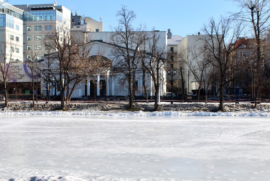 Каток расчищают на пруду и в наши дни